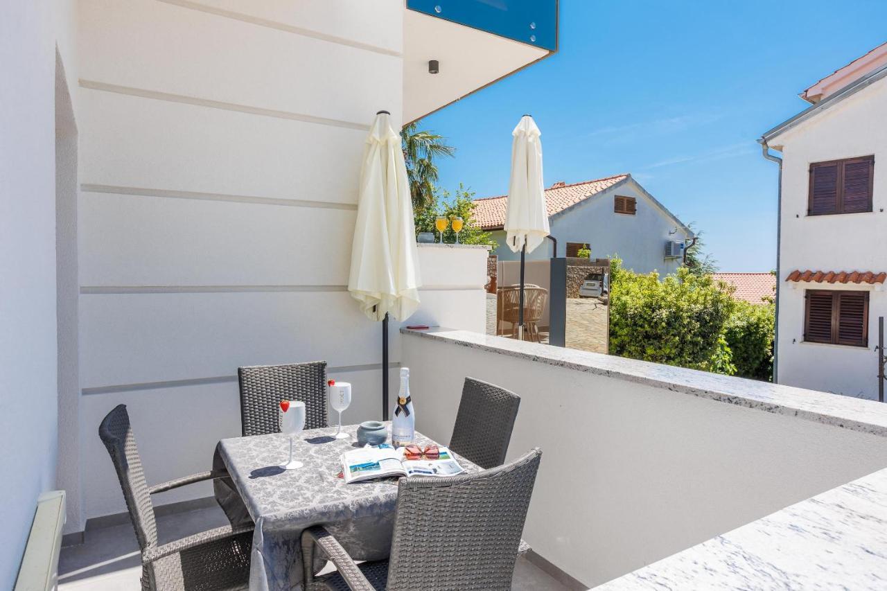 Apartments Petra Krk クルク エクステリア 写真