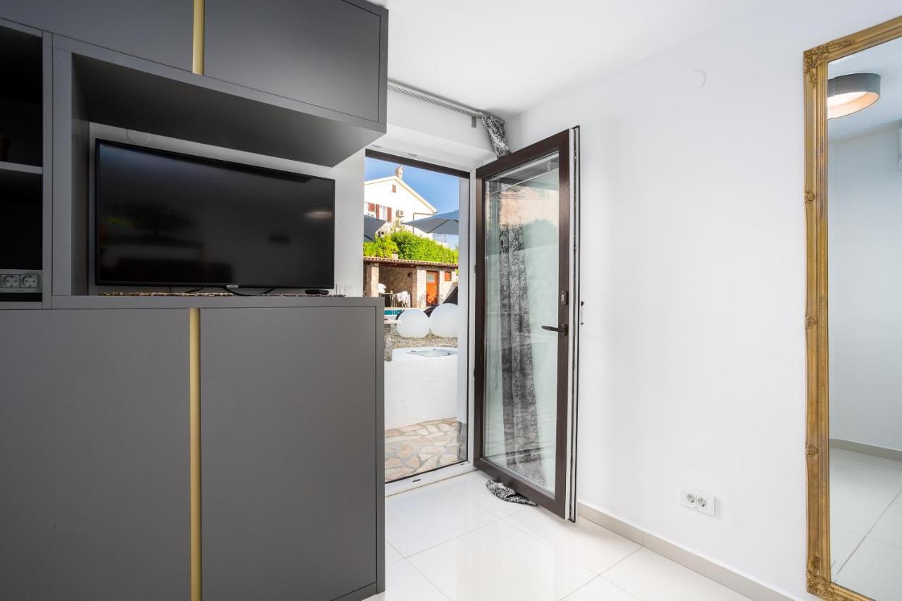 Apartments Petra Krk クルク エクステリア 写真