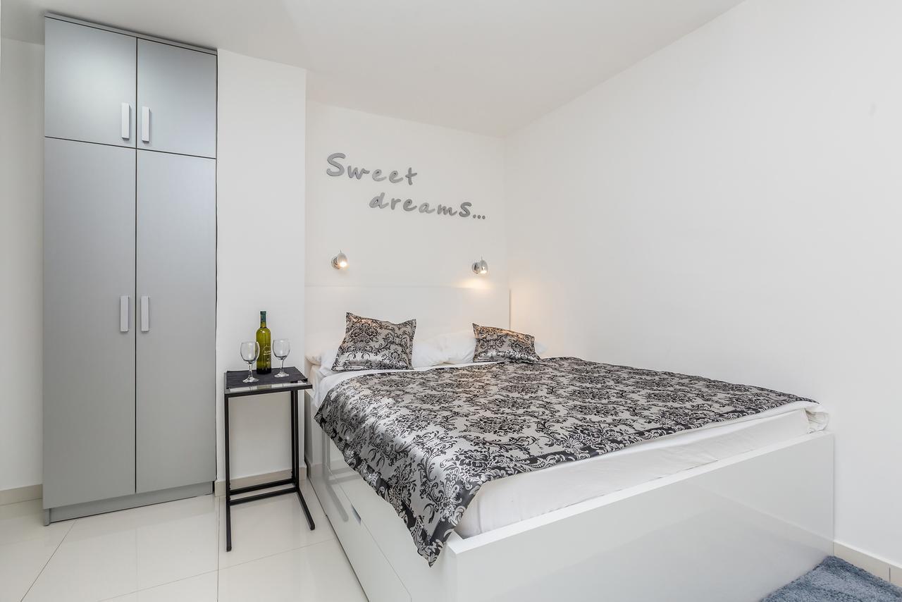 Apartments Petra Krk クルク エクステリア 写真